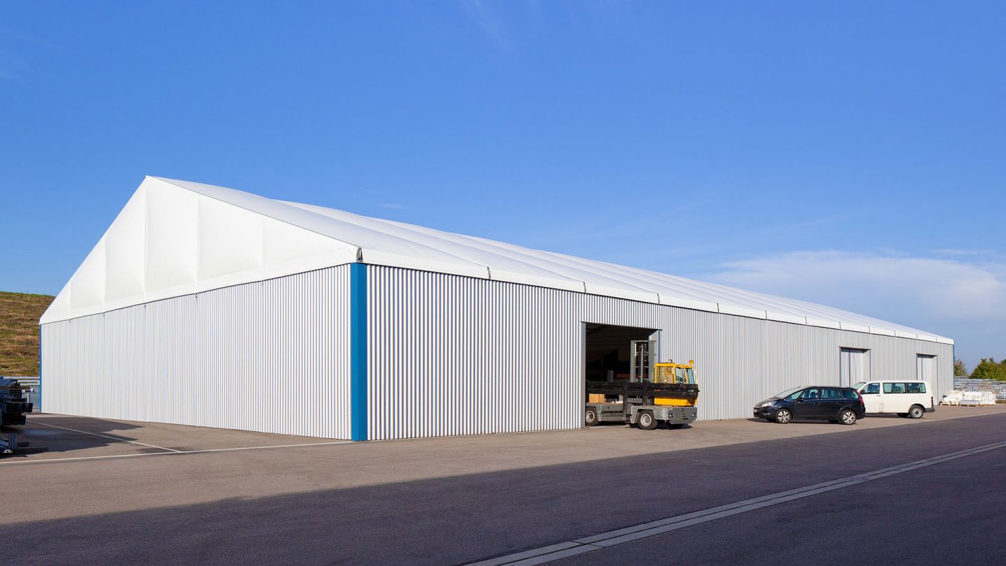 Bâtiment de stockage avec du bardage acier et porte pour véhicule 