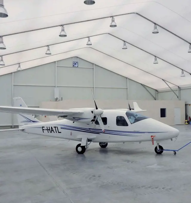 Avion stocké dans un bâtiment métallo textile