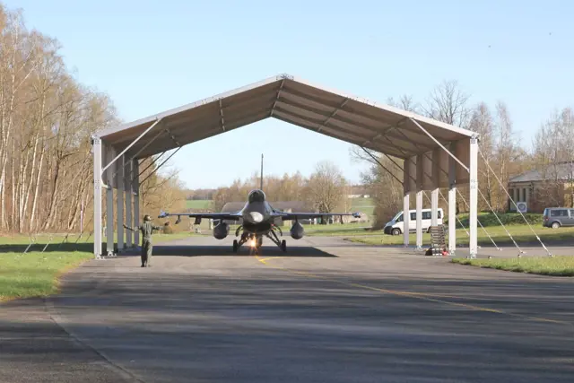 Avion garé sous un auvent métallo textile