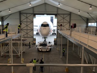 Avion stocké dans un bâtiment métallo textile avec rampes