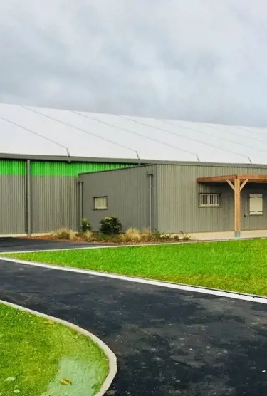 Bâtiment métallo textile avec un club house