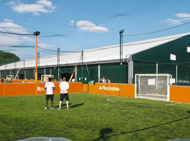 Terrain de futsal à l'extérieur près d'un bâtiment 