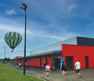 Bâtiment multisport avec mongolfière dans le ciel