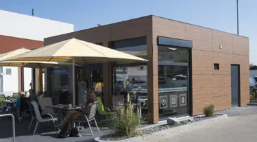 Backshop mit Schaufenstern und Fassade in Modulbauweise Losberger Modular Systems