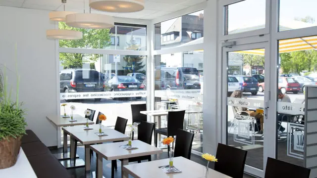 Innenraum Backshop mit Schaufenstern in Modulbauweise Losberger Modular Systems