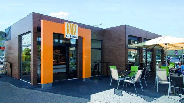 Backshop mit Schaufenstern und Fassade in Modulbauweise Losberger Modular Systems