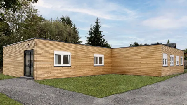 Modulbau in L-Form mit Holzfassade Losberger Modular Systems