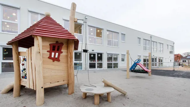 Zweigeschossige Kindertagesstätte mit ansprechender Putzfassade