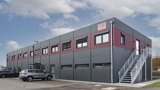 Zweigeschossiges Bürogebäude in Modulbauweise mit Außentreppe Losberger Modular Systems