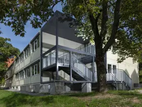 Zweigeschossiges Schulgebäude mit Außentreppe in Modulbauweise Losberger Modular Systems