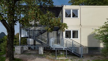 Zweigeschossiges Schulgebäude mit Außentreppe in Modulbauweise Losberger Modular Systems