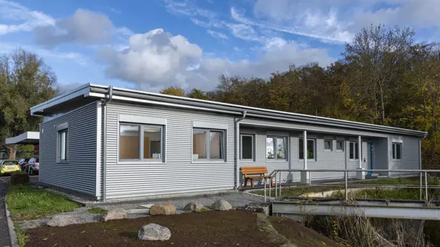 Bürocontainer mit Wellblechfassade Losberger Modular Systems