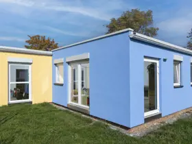 Modularer Kindergarten mit blau-gelber Putzfassade Losberger Modular Systems