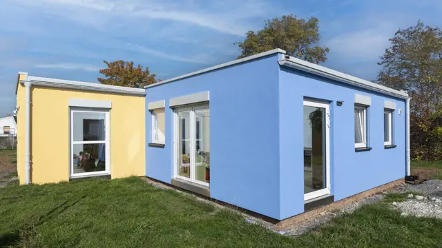 Modularer Kindergarten mit blau-gelber Putzfassade Losberger Modular Systems