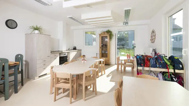 Lichtdurchfluteter Gruppenraum modularer Kindergarten Losberger Modular Systems