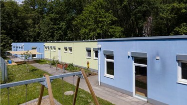 Kindergarten in Modulbauweise mit zweifarbiger Putzfassade