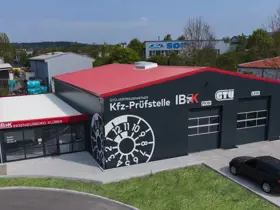 Isolierte Industriehalle mit Bürocontainer-Anbau Losberger Modular Systems