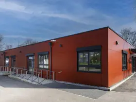Modulare Schulgebäude mit barrierefreiem Zugang