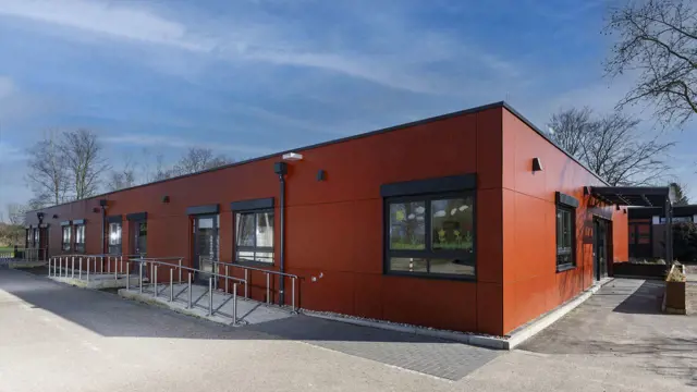 Modulare Schulgebäude mit barrierefreiem Zugang