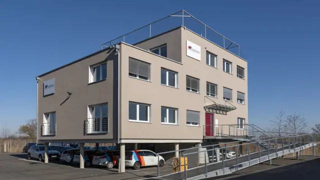 Dreistöckiges Bürogebäude in Modulbauweise auf Pfahlgründung Losberger Modular Systems