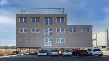 Dreistöckiges Bürogebäude in Modulbauweise auf Pfahlgründung Losberger Modular Systems
