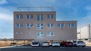 Dreistöckiges Bürogebäude in Modulbauweise auf Pfahlgründung Losberger Modular Systems