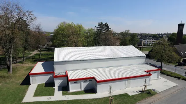 Temporäre Sporthalle mit angebauten Modulen für Umkleiden und Sanitäranlagen