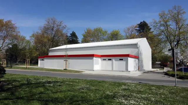 Temporäre Sporthalle mit angebauten Modulen für Umkleiden und Sanitäranlagen