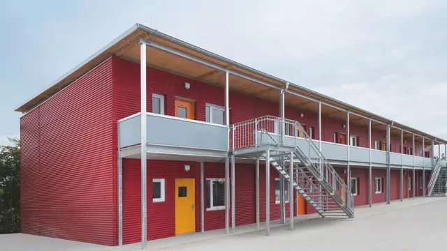 Zweigeschossige Flüchtlingsunterkunft mit Wellblechfassade
