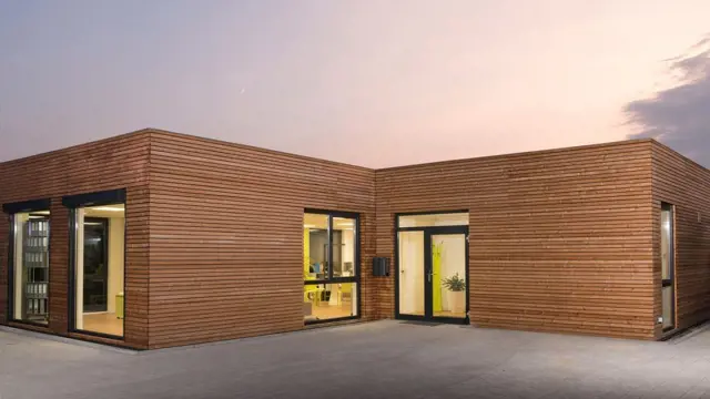 Büro in Modulbauweise mit Holzfassade