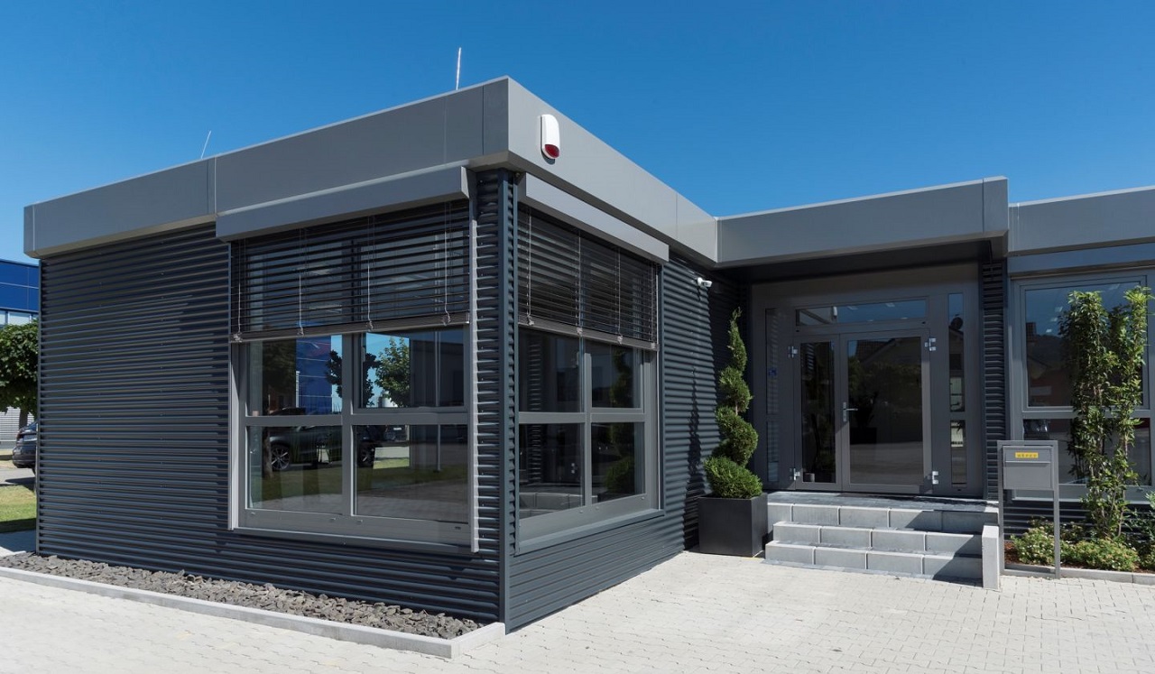 Büro in Modulbauweise mit Wellblechfassade