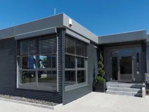 Büro in Modulbauweise mit Wellblechfassade