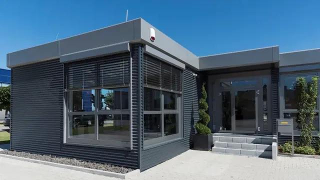 Büro in Modulbauweise mit Wellblechfassade