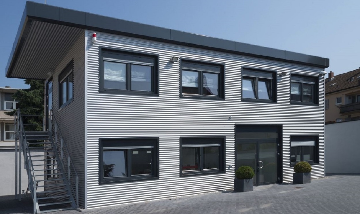 Zweigeschossige Bürocontaineranlage mit Außentreppe