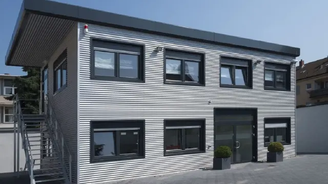 Zweigeschossige Bürocontaineranlage mit Außentreppe