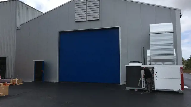 Lagerzelt mit Rolltor