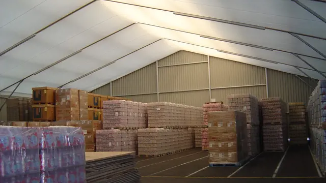 Lagerzelt mit Paletten