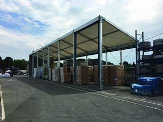 Auvent monopente couvrant du stock