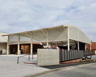 Préau couvrant un terrain de pétanque