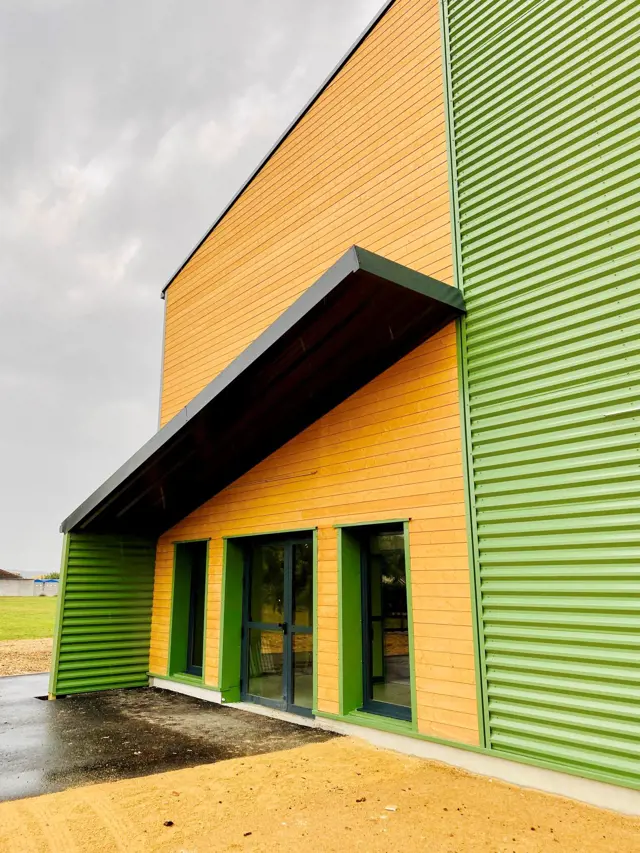 Bâtiment éco-responsable avec du bardage bois