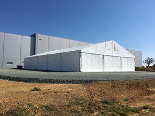 Chapiteau de stockage composé d'entoilage