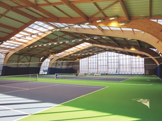 Courts de tennis couverts par une structure bois
