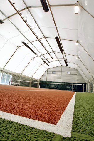 Court de tennis couvert avec toiture en toile