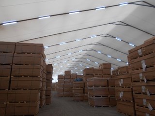 Bâtiment de stockage couvrant des marchandises