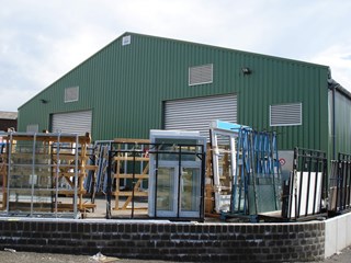 Stock de matériel devant un bâtiment de stockage au bardage acier