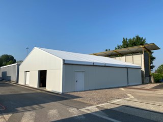 Bâtiment de stockage avec toiture en toile et des portes coulissantes